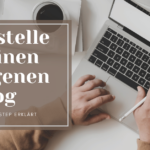 Person tippt am Laptop mit Stift in der Hand